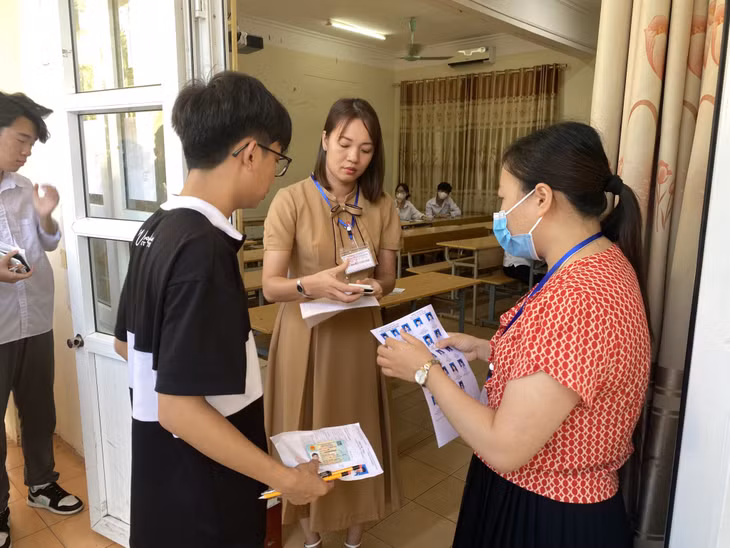 Cán bộ coi thi làm đúng chức trách nhiệm vụ, thực hiện đầy đủ các quy trình của Kỳ thi.
