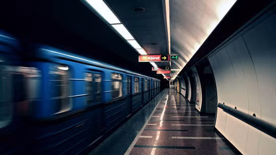 Đoàn tàu do Nga sản xuất chạy qua ga tàu điện ngầm Budapest. Ảnh: RT