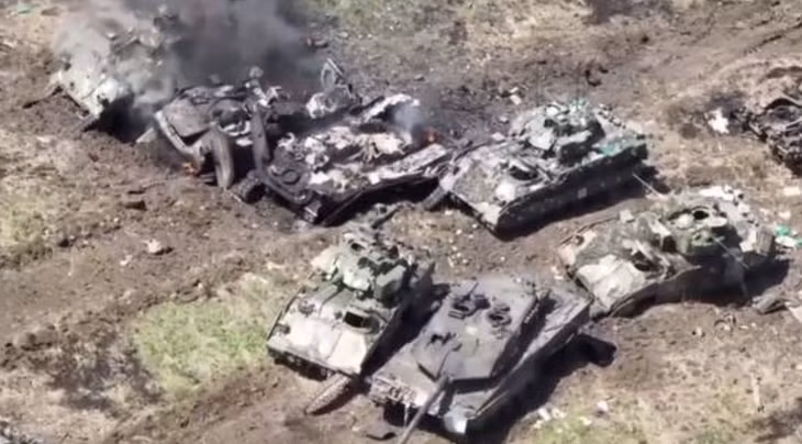 Xe tăng Leopard 2A6 và nhiều xe chiến đấu bộ binh Bradley bị phá huỷ ở Zaporizhzhia. Ảnh: Bộ Quốc phòng Nga