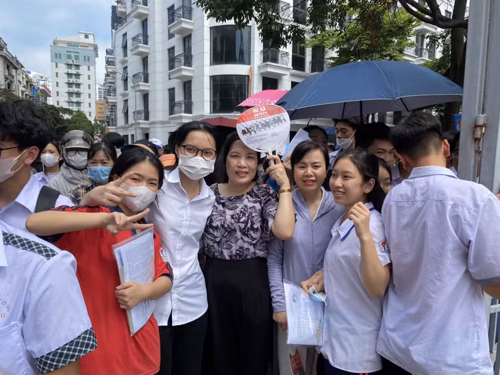 Cô giáo, phụ huynh và thí sinh vui mừng, nhẹ nhõm sau khi hoàn thành bài thi môn Toán - môn thi chung cuối cùng của Kỳ thi tuyển sinh lớp 10 năm nay.
