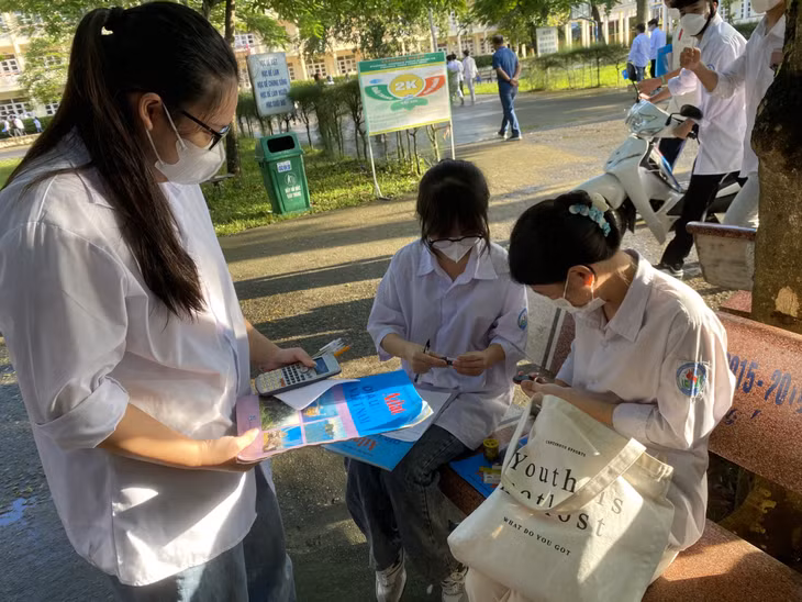 Các sĩ tử tại Điểm thi Trường THPT Hải Đảo (huyện Vân Đồn) kiểm tra, chuẩn bị đầy đủ đồ dùng trước khi vào phòng thi.