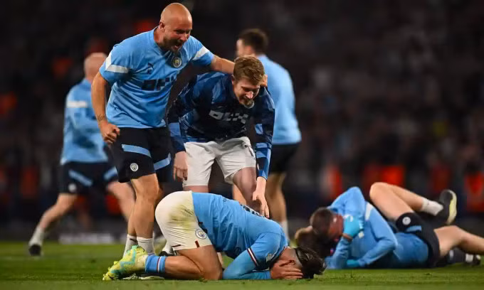 Cầu thủ Man City chia vui cùng nhau sau hiệu còi mãn cuộc trận chung kết Champions League tối 10/6/2023 trên sân Ataturk ở thành phố Istanbul, Thổ Nhĩ Kì. Ảnh: AFP