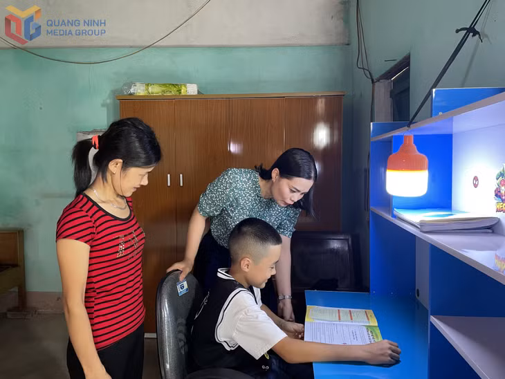 Phạm Trung Hiếu, học sinh Trường THCS Cộng Hòa (TX Quảng Yên) được nhận đỡ đầu 500.000 đồng/tháng đến khi 18 tuổi.