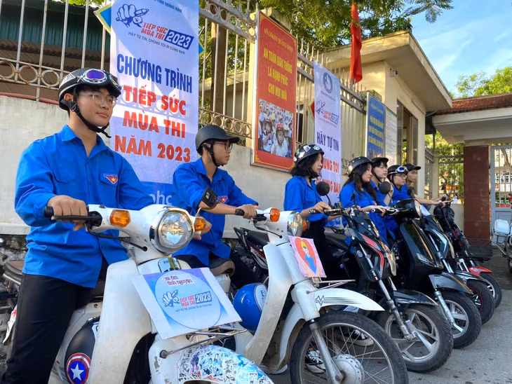 Các đội hình xe ôm miễn phí sẵn sàng hỗ trợ, đưa đón thí sinh và người nhà thí sinh tham gia kỳ thi tốt nghiệp THPT