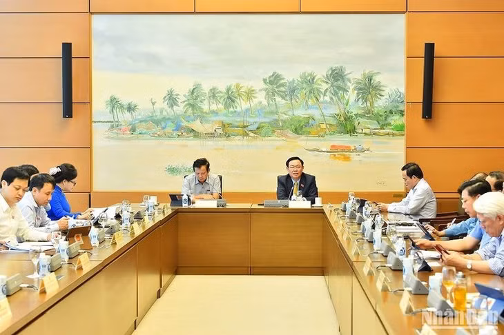 Quang cảnh phiên thảo luận ở Tổ 4. (Ảnh: THỦY NGUYÊN)