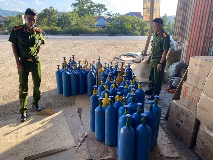 Khí cười được Công an thu giữ tại kho hàng của các đối tượng.