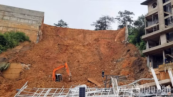 Lực lượng chức năng đang tích cực triển khai công tác cứu hộ 2 người bị vùi lấp.