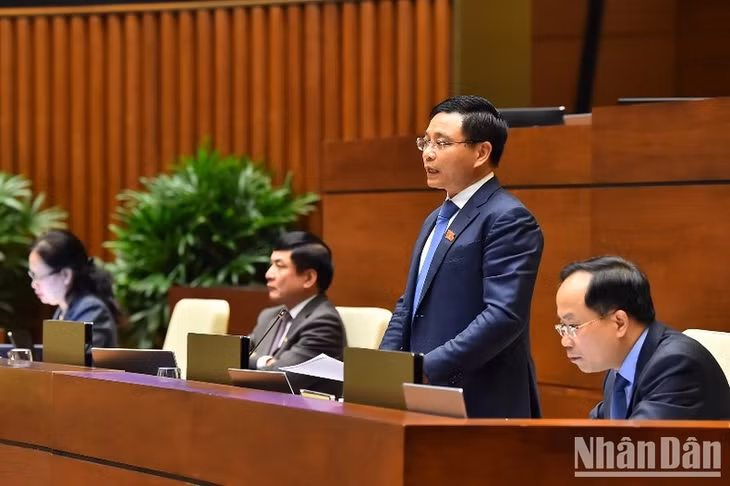 Bộ trưởng Giao thông vận tải Nguyễn Văn Thắng trả lời chất vấn của các đại biểu Quốc hội. (Ảnh: THỦY NGUYÊN)