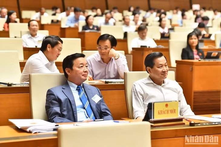 Các Phó Thủ tướng Chính phủ Trần Hồng Hà và Lê Minh Khái dự phiên chất vấn và trả lời chất vấn sáng 6/6. (Ảnh: ĐĂNG KHOA)
