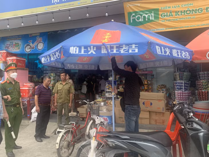 Công an phường Trà Cổ tuyên truyền, nhắc nhở người dân không bày bán hàng hoá lấn chiếm vỉa hè, lòng đường, hành lang ATGT.