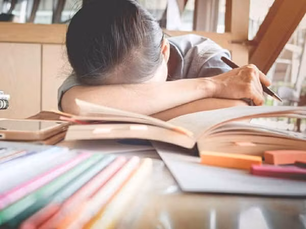 Những áp lực trong kỳ thi khiến các sĩ tử mệt mỏi và rối loạn lo âu.