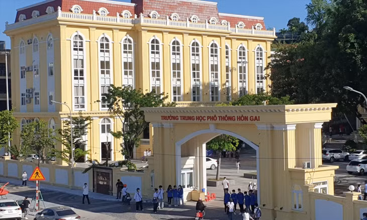 Trường THPT Hòn Gai có 200 học sinh hưởng quyền miễn thi ngoại ngữ và được tính điểm 10 môn ngoại ngữ trong xét tốt nghiệp THPT 2023. Ảnh: Nguyễn Hùng
