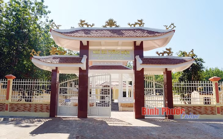 Nhà bia tưởng niệm nạn nhân bị quân Pol Pot sát hại ngày 16-3-1978