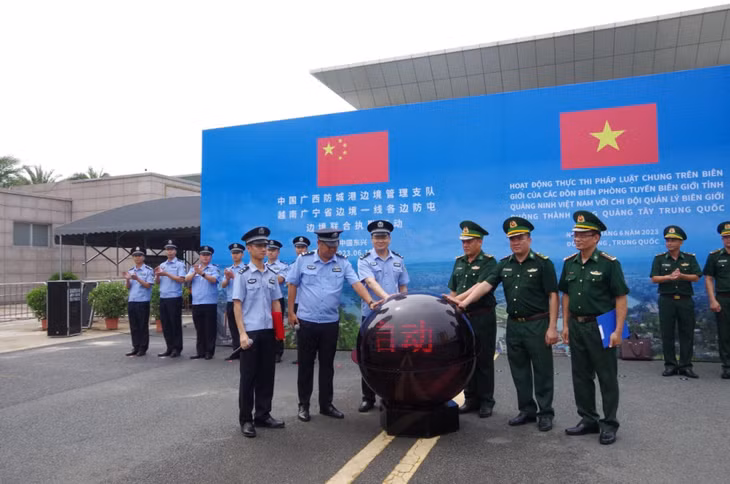 2 bên khỏi động buổi lễ tuần tra tuần tra song phương, thực thi pháp luật trên sông biên giới (Ảnh: Đồn BP Cửa khẩu Quốc tế Móng Cái cung cấp)