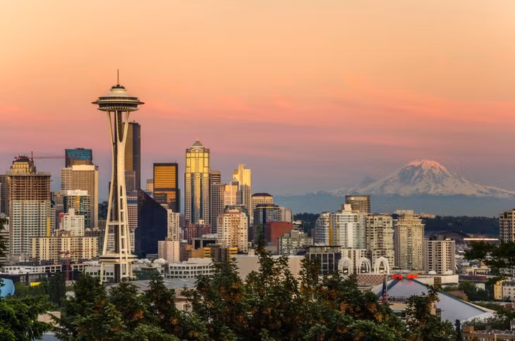 Sự kết hợp giữa tháp quan sát Space Needle và núi Rainer thấp thoáng ở phía xa mang đến cho đường chân trời của thành phố Seattle (Mỹ) vẻ đẹp yên bình, thơ mộng.