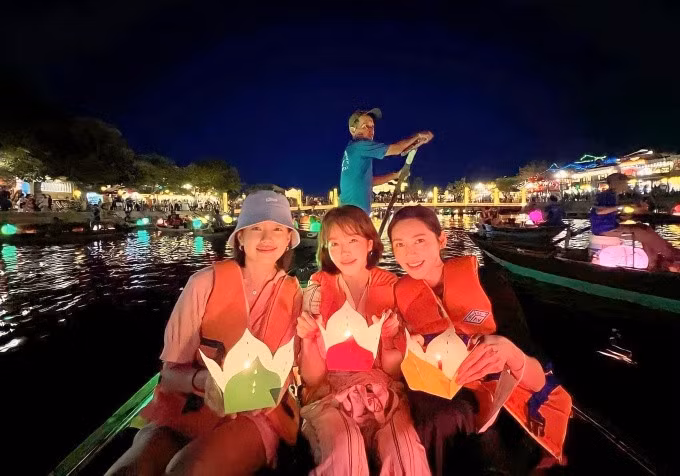 Ba diễn viên nổi tiếng của Hàn là Han Hyo Joo (trái), Han Ji Min (giữa) và Choo Ja Hyun ngồi thuyền thả hoa đăng trên sông ở phố cổ Hội An hồi tháng 5. Ảnh: Instagram Hanhyojoo222