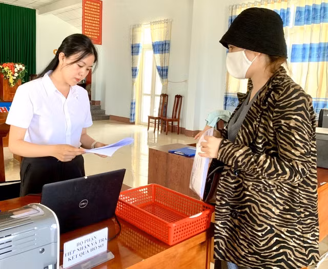 Cán bộ xã Ea Ktur hướng dẫn người dân thực hiện thủ tục hành chính - Ảnh: Báo Đắk Lắk