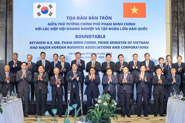 Thủ tướng Phạm Minh Chính và đại diện các hiệp hội doanh nghiệp/tập đoàn lớn cảu Hàn Quốc - Ảnh: VGP/Nhật Bắc