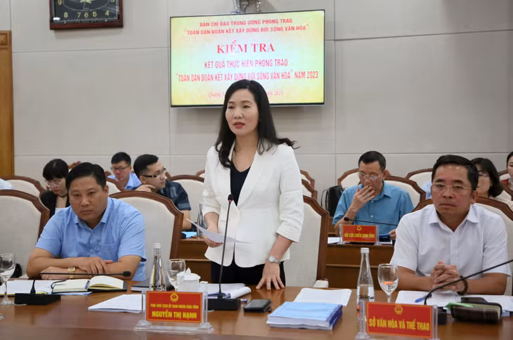Đồng chí Nguyễn Thị Hạnh, Phó Chủ tịch UBND tỉnh, Trưởng ban Chỉ đạo phong trào "Toàn dân đoàn kết xây dựng đời sống văn hoá" tỉnh, báo cáo kết quả và chia sẻ một số kinh nghiệm, cách làm của tỉnh Quảng Ninh.