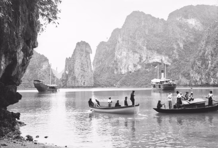 Một tour du lịch trên Vịnh Hạ Long năm 1927.