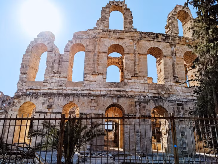 Nhà hát vòng tròn El Jem, Tunisia: Được mô phỏng theo Đấu trường La Mã nguyên bản ở Rome, nhà hát vòng tròn El Jem gây chú ý vì là một trong số ít đấu trường ở Bắc Phi. Nơi đây được UNESCO công nhận là di sản thế giới và từng xuất hiện trong 2 bộ phim nổi tiếng Life of Brian và Gladiator. Nhà hát vòng tròn chủ yếu được sử dụng cho các cuộc thi đấu sĩ, đua xe ngựa và các buổi biểu diễn công cộng khác phổ biến trong văn hóa La Mã cổ đại. Đây không chỉ là di tích lịch sử mà còn là minh chứng cho di sản văn hóa phong phú của Tunisia. Ảnh: Albert Gubaydullin/Unsplash.