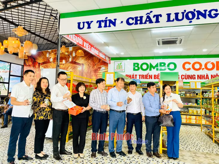 Đoàn công tác Bộ Công Thương do Thứ trưởng Đỗ Thắng Hải dẫn đầu thăm và làm việc với HTX Bom Bo