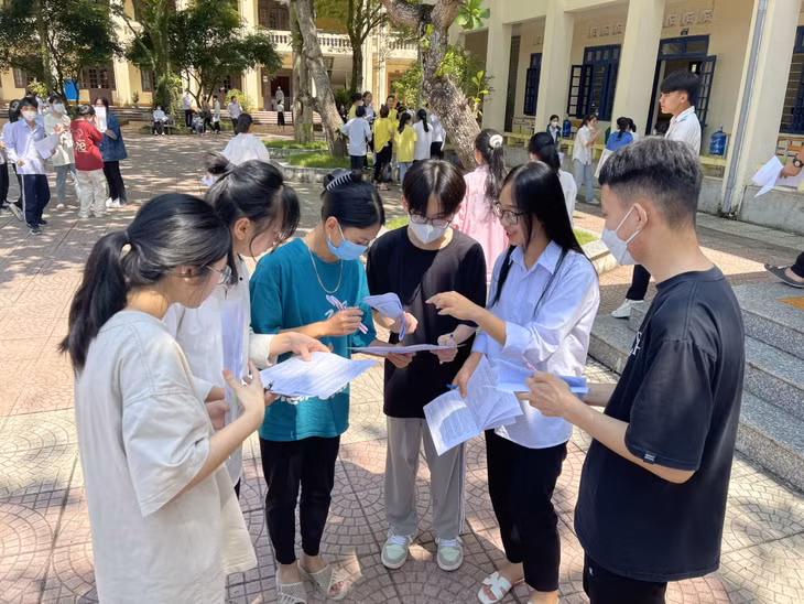 Các thí sinh trao đổi về bài làm của mình sau giờ thi.