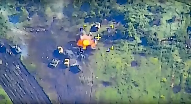 Ảnh do Bộ Quốc phòng Nga công bố hôm 7/6/2023 nói rằng một phương tiện quân sự của Ukraine trúng đạn.