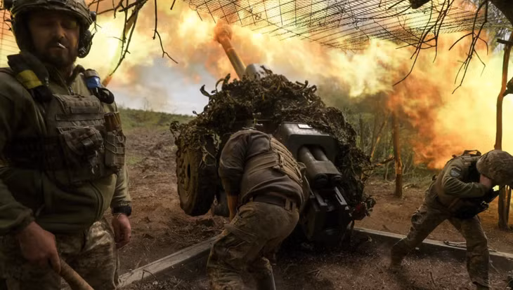 Quân đội Ukraine nã pháo về phía các lực lượng Nga gần thị trấn Soledar, thuộc khu vực Donetsk phía Đông Ukraine. Ảnh: Reuters