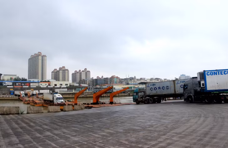 Hoạt động XNK qua Lối mở cầu phao tạm Km3+4 Hải Yên (TP Móng Cái). Ảnh: Mạnh Trường