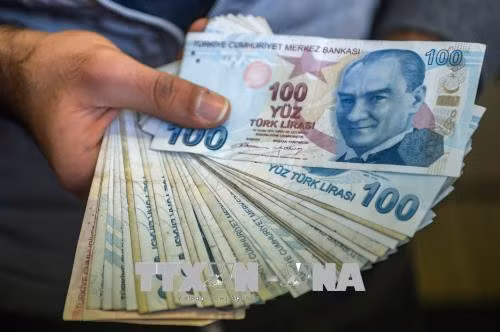 Đồng lira tại một cửa hàng đổi tiền ở Istanbul. Ảnh (tư liệu): AFP/TTXVN