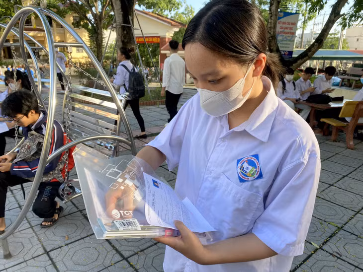 Thí sinh kiểm tra cẩn thận thẻ dự thi và đồ dùng trước khi vào phòng thi.