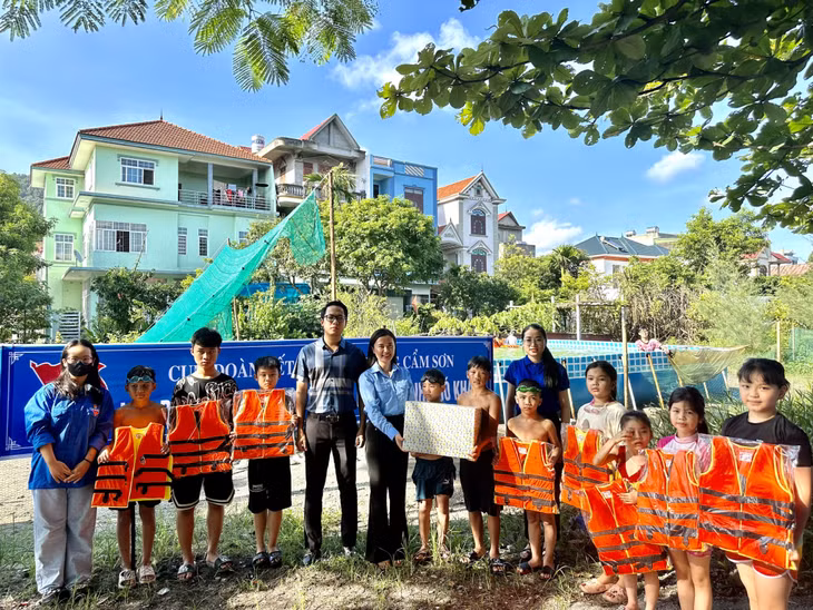 Đồng chí Nguyễn Phương Thảo, Phó Bí thư Tỉnh đoàn Quảng Ninh tặng áo phao cho các em thiếu nhi phường Cẩm Sơn, TP Cẩm Phả.