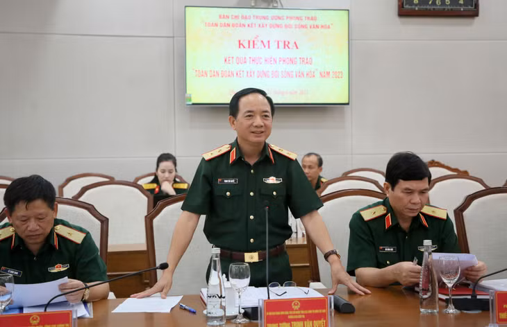 Đồng chí Trung tướng Trịnh Văn Quyết, Ủy viên Trung ương Đảng, Phó Chủ nhiệm Tổng cục Chính trị QĐND Việt Nam, trưởng đoàn kiểm tra của Ban Chỉ đạo phong trào Trung ương phát biểu tại buổi làm việc.