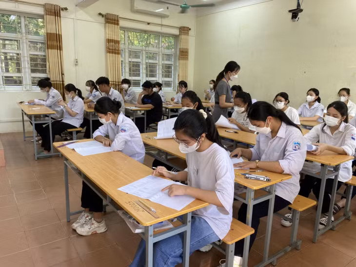 Các thí sinh điền thông tin lên giấy thi, chuẩn bị làm bài thi tuyển sinh vào lớp 10 THPT năm học 2023-2024.