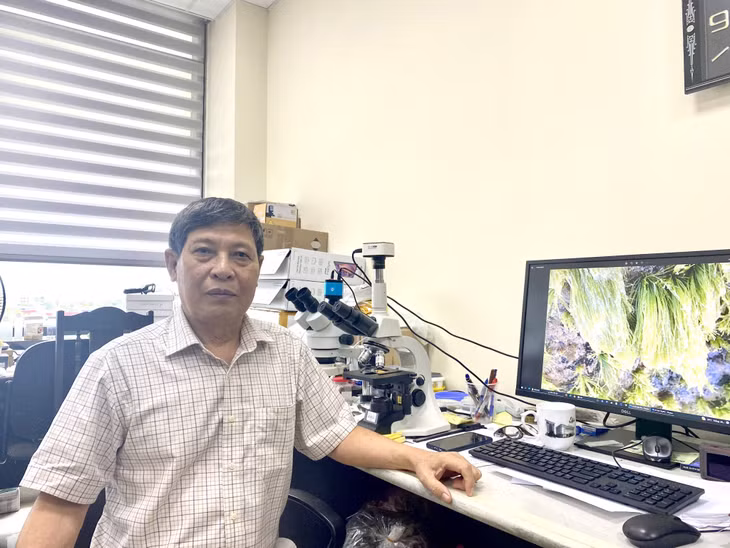 PGS.TS Đàm Đức Tiến trong phòng nghiên cứu tại Viện Tài nguyên - Môi trường biển.