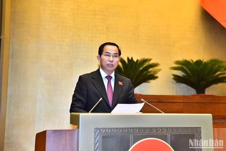 Chủ nhiệm Ủy ban Tài chính, Ngân sách của Quốc hội Lê Quang Mạnh trình bày báo cáo tiếp thu, giải trình, chỉnh lý dự thảo Luật. (Ảnh: ĐĂNG KHOA)