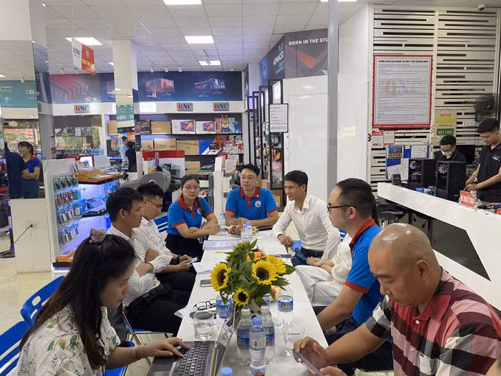 Đoàn thẩm định làm việc tại Công ty TNHH Máy tính Quảng Ninh (TP Hạ Long)