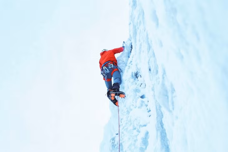 Du khách tham gia leo núi băng tại dãy Rockies đòi hỏi khả năng chịu lạnh cao. Ảnh: Greg Rakozy/Unsplash.