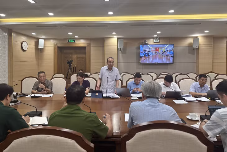 Thành viên Ban Pháp chế HĐND tỉnh phát biểu tại cuộc họp.