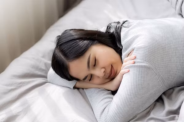 Mỗi ngày, bạn có thể ngủ trưa 15-30 phút. Ảnh minh họa: Realliving