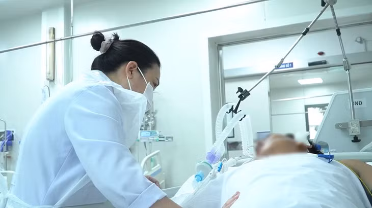 Bệnh nhân ngộ độc botulinum điều trị tại Bệnh viện Chợ Rẫy. Ảnh: BVCC