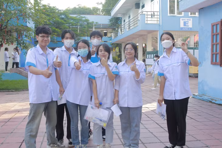 Các thí sinh dự thi tại Điểm thi Trường THPT Nguyễn Huệ (TX Đông Triều) thoải mái tâm lý, thể hiện quyết tâm trước giờ thi. Ảnh: Đinh Yến (CTV)