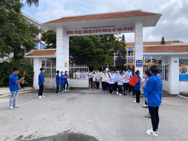 Lực lượng thanh niên tình nguyện túc trực ngoài cổng trường thi, tiếp sức cho sĩ tử đi thi.