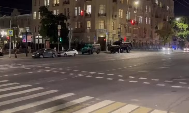Xe quân sự bên ngoài trụ sở Quân khu miền Nam của Nga tại thành phố Rostov-on-Don ngày 23/6. Video: RBC