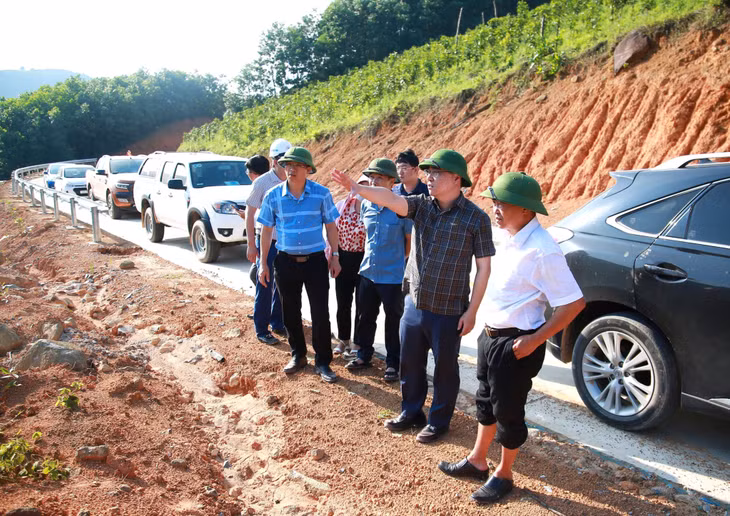 Đồng chí Nguyễn Chí Thành, Bí thư Huyện ủy Tiên Yên (thứ 2 bên phải), chỉ đạo, kiểm tra tiến độ thi công đường Đại Dực - Đại Thành.