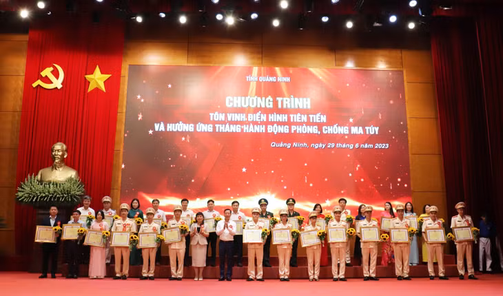UBND tỉnh tặng bằng khen cho 32 cá nhân điển hình tiên tiến trong công tác phòng, chống ma túy của tỉnh Quảng Ninh.