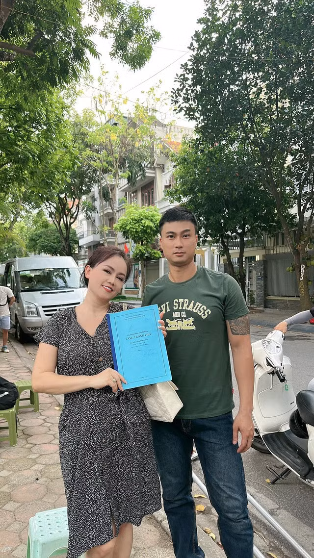 Diễn viên Hoàng Yến vào vai bà bán trà đá điệu đà.