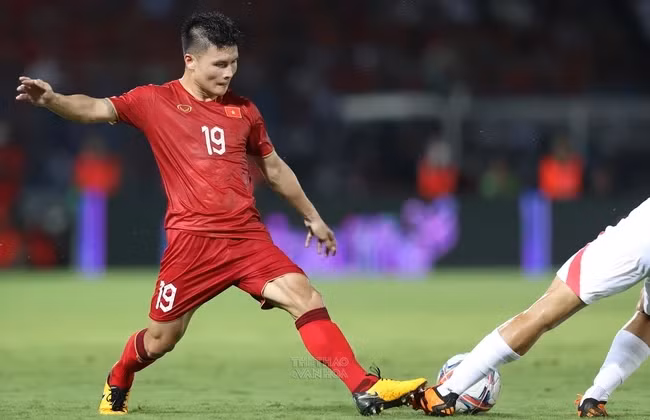HLV Troussier không giấu diếm ý định xây dựng lối chơi xung quanh Quang Hải. Ảnh: Hoàng Linh