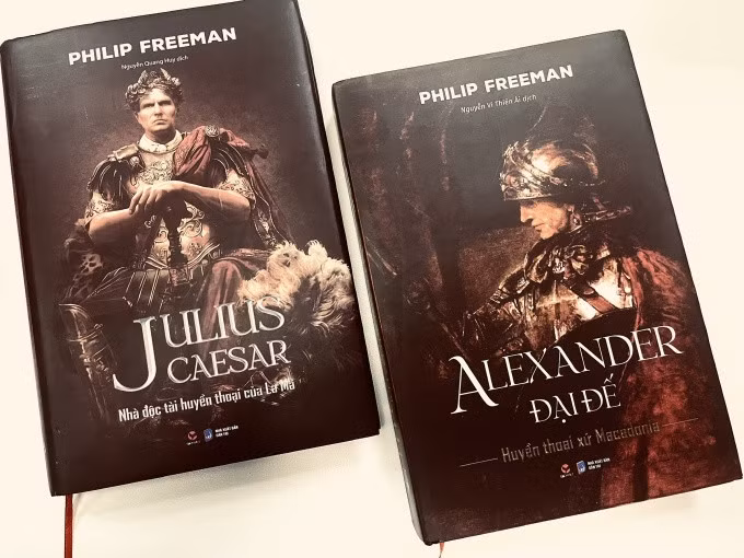 Cuốn "Alexander Đại đế - huyền thoại xứ Macedonia" và "Julius Caesar - nhà độc tài huyền thoại của La Mã" dày hơn 500 trang. Ảnh: Bách Việt